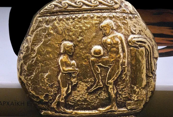 An ancient Greek episkyros player plays with a ball.