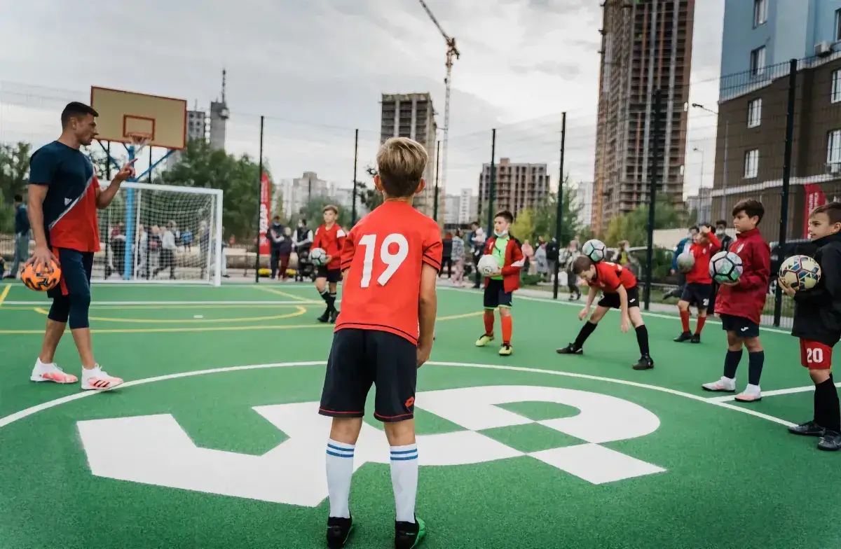 Football freestyle training for young football players