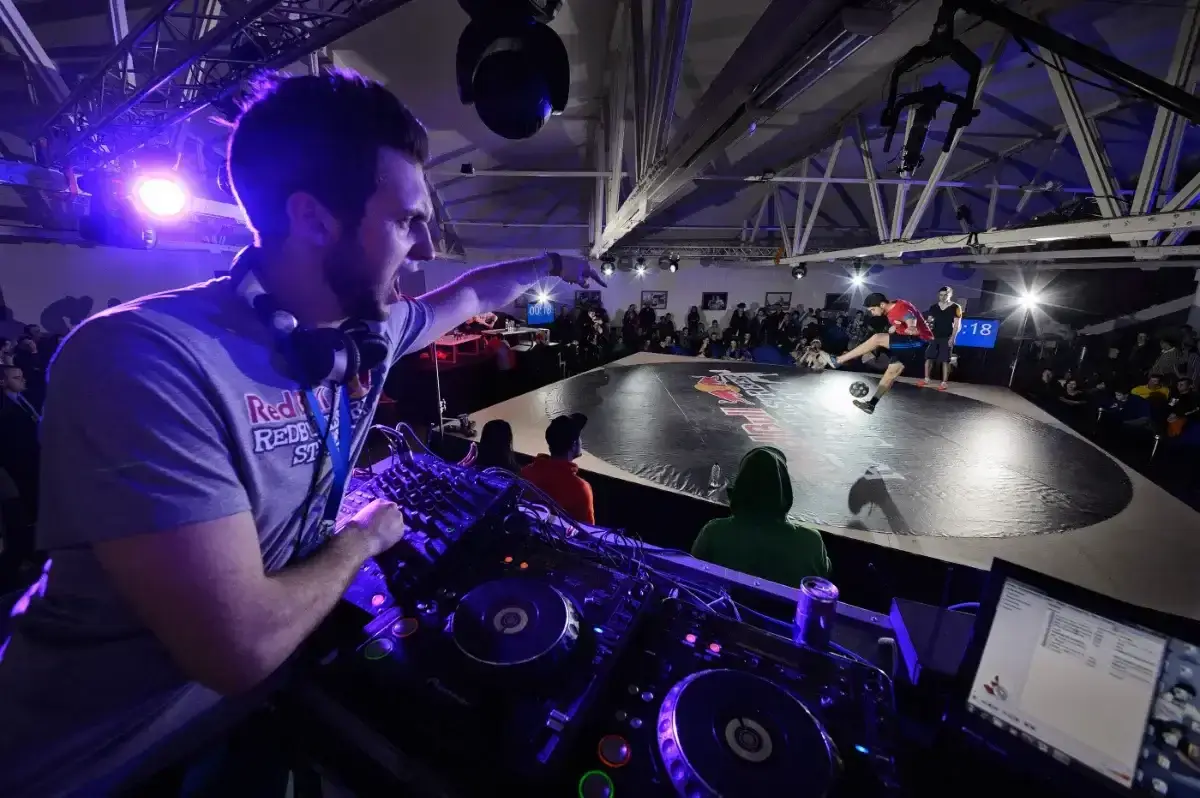 Ді-джей на фіналі всеукраїнської кваліфікації Red Bull Street Style 2013 в Галереї «Лавра»