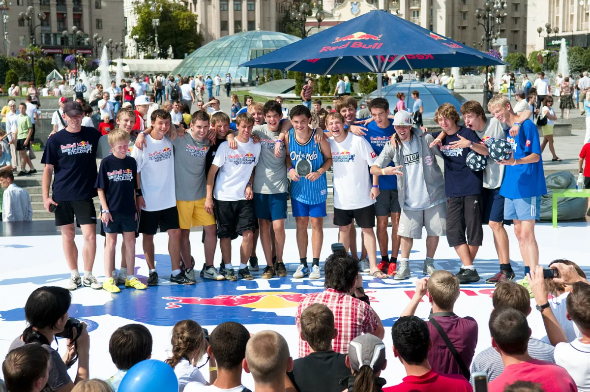 Фіналісти всеукраїнської кваліфікації Red Bull Street Style 2009 на Майдані Незалежності в Києві.