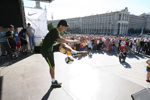 Виступ на презентації футбольної колекції Nike T90 на Майдані Незалежності.